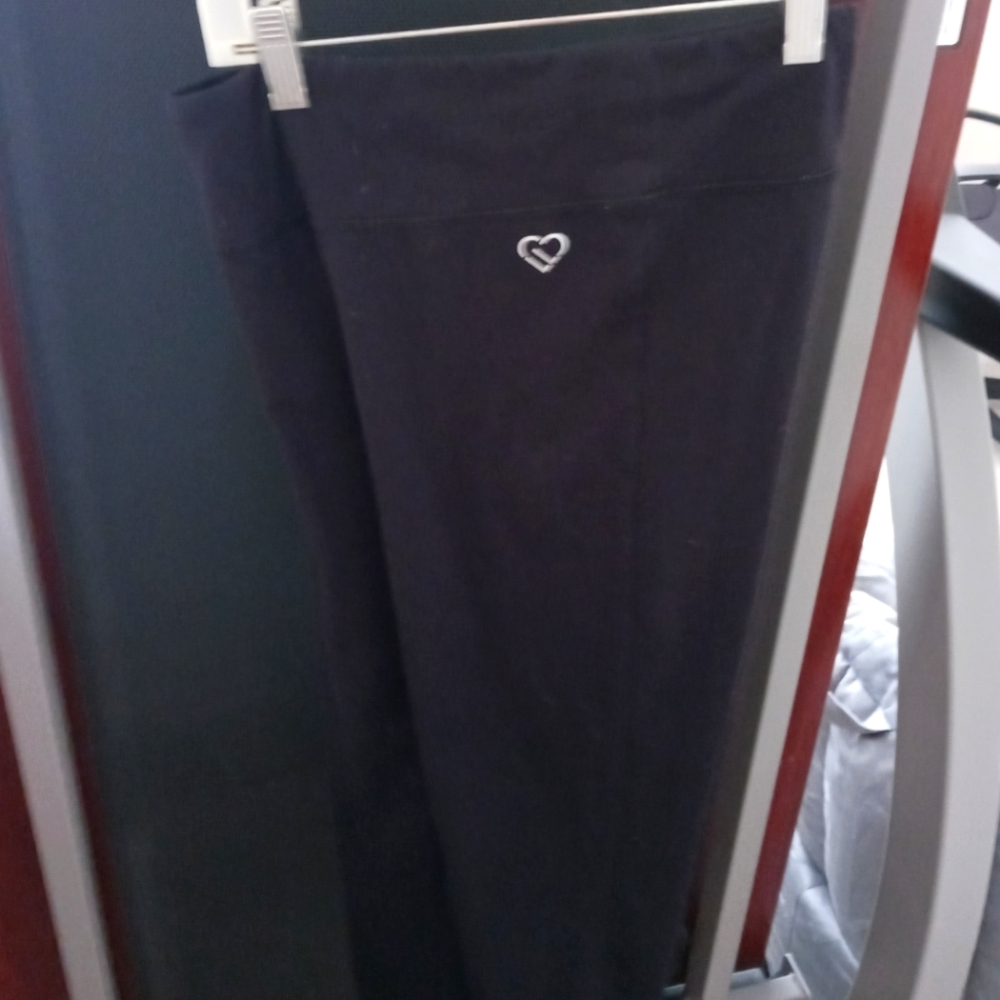 Leggings with string to tie on leg